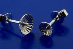 Ohrstecker mit Schüssel gerieft / inkl. Ohrmutter / 925 Silber